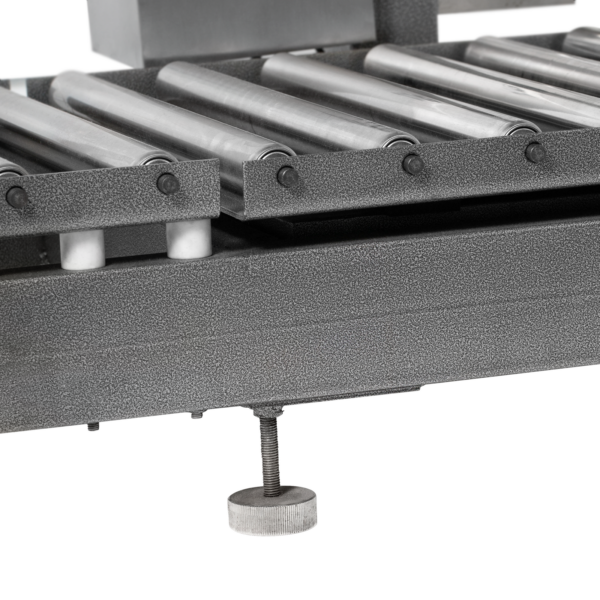 Primer plano de los rodillos de acero inoxidable del transportador de alta resistencia y de las patas ajustables en altura del llenador líquido por peso neto