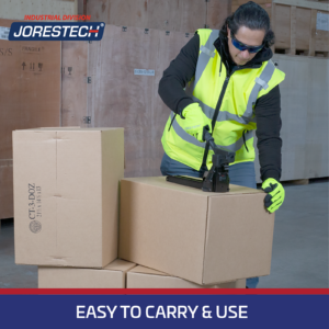 Trabajador con guantes y gafas de seguridad grapando cajas con una grapadora manual para cartón. El banner dice: fácil de transportar y usar JORES TECHNOLOGIES®