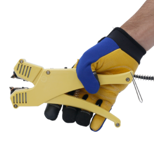 operador con guantes azules y amarillos sosteniendo selladora manual de calor directo para blíster color amarillo