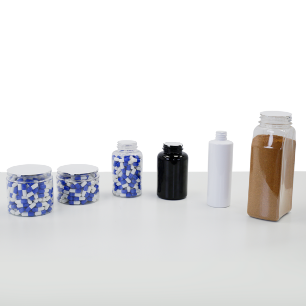 Una colección de envases de diferentes tamaños que han sido sellados con liners de inducción utilizando la selladora electromagnética de tapas Jorestech