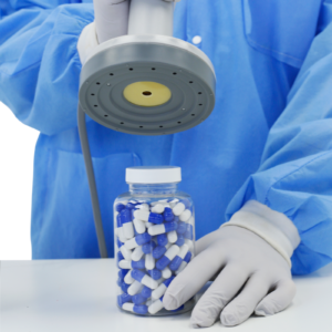 Persona en un laboratorio con equipo de protección personal sellando un frasco de pastillas con la selladora por inducción de tapas Jorestech