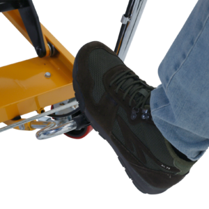 primer plano de una persona que lleva zapatos de trabajo operando el pedal de pie de la mesa elevadora móvil para aumentar la altura de la mesa elevadora hidráulica JORES TECHNOLOGIES® para 1100 libras