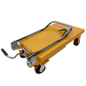 Mostrando la mesa elevadora amarilla para 150 kilogramos con el asa de la mesa elevadora de tijera JORES TECHNOLOGIES® plegada para que ocupe menos espacio durante el almacenamiento o el transporte. También muestra las 4 ruedas de goma roja de alta resistencia. Las ruedas traseras de la mesa elevadora tienen frenos