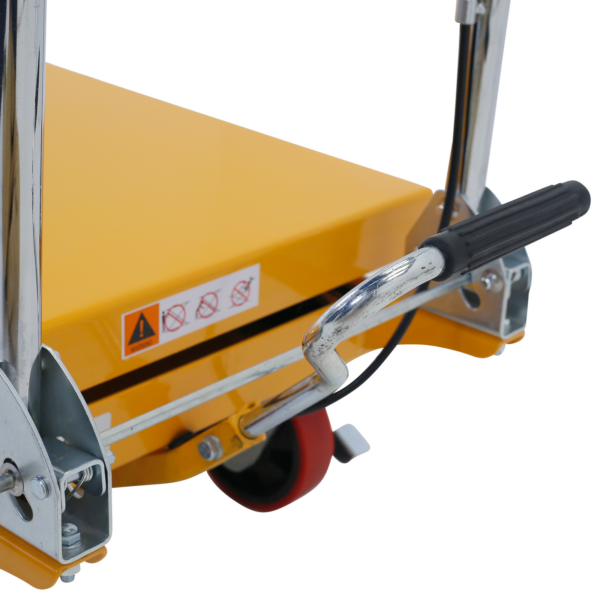 Muestra el pedal que eleva la base de la mesa de la mesa elevadora de tijera móvil para 330 LBS de JORES TECHNOLOGIES®. También se puede ver una de las ruedas rojas con freno.