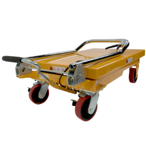 Elevador de mesa amarillo para 300 kilogramos con el mango del elevador de mesa de tijera JORES TECHNOLOGIES® plegado para que ocupe menos espacio durante el almacenamiento o el transporte. También muestra las 4 ruedas rojas de caucho de alta resistencia. Las 2 ruedas traseras tienen frenos; las 2 ruedas delanteras no tienen frenos.