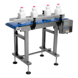 JORES TECHNOLOGIES® transportador motorizado con botellas de leche blancas sobre banda azul