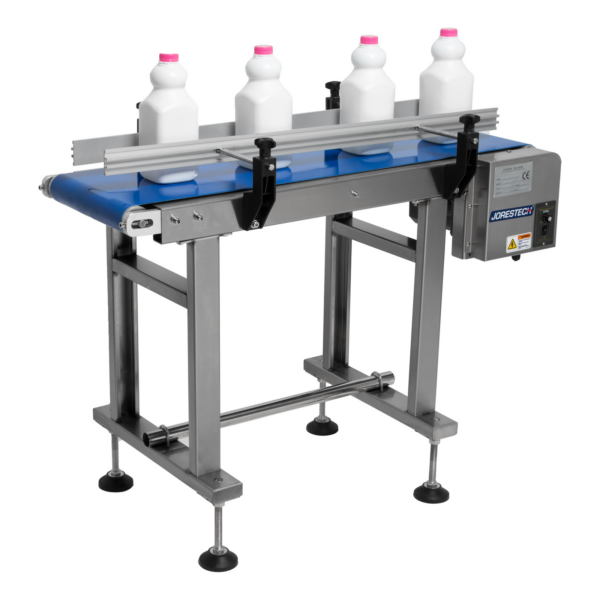 JORES TECHNOLOGIES® transportador motorizado con botellas de leche blancas sobre banda azul