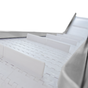 primer plano de cadena transportadora de PVC blanco en transportador inclinado motorizado de salida para soluciones de embalaje