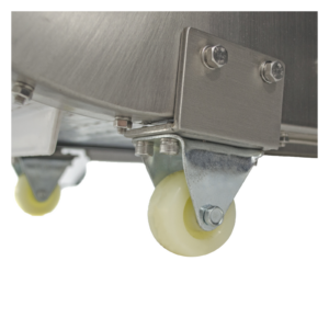 ruedas giratorias blancas en transportador motorizado de acero inoxidable para retirada de productos
