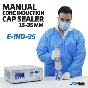 Persona en un laboratorio con equipo de protección personal. Está sellando una botella llena de pastillas con liners de inducción para protección contra manipulación, utilizando la selladora de tapas por inducción Jorestech
