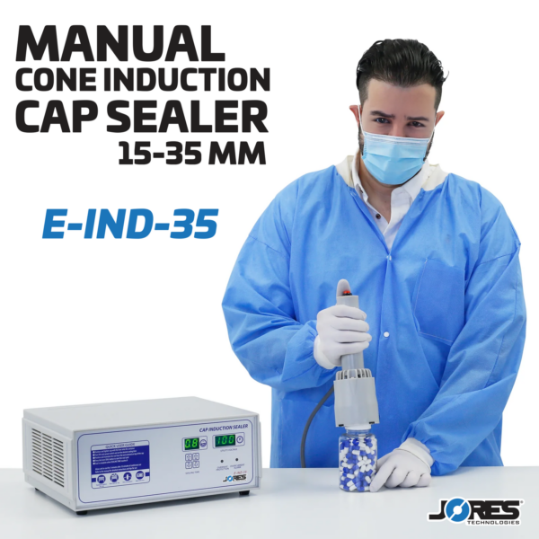 Persona en un laboratorio con equipo de protección personal. Está sellando una botella llena de pastillas con liners de inducción para protección contra manipulación, utilizando la selladora de tapas por inducción Jorestech