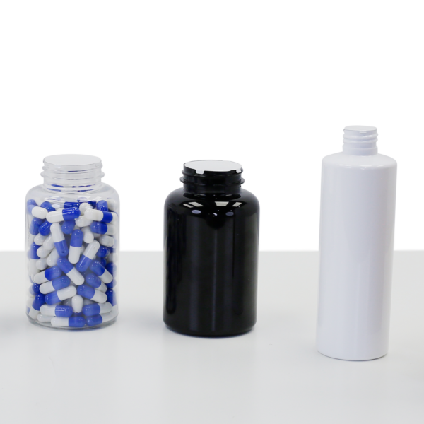 Una colección de envases de diferentes tamaños que han sido sellados con liners de inducción utilizando la selladora electromagnética de tapas Jorestech