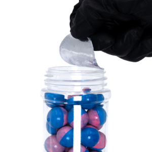 una persona abriendo el sello de un liner de inducción para envases de plástico