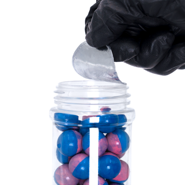 una persona abriendo el sello de un liner de inducción para envases de plástico