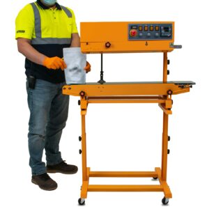 La base de una CBS-800 con una máquina encima. Un hombre está sellando una bolsa con esta máquina.