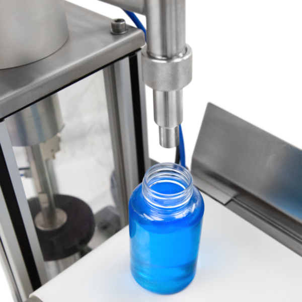 Primer plano que muestra la boquilla antigoteo de acero inoxidable sobre la botella transparente llena de líquido azul de alta viscosidad