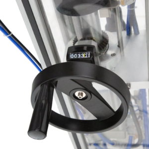 Primer plano que muestra el detalle del regulador de volumen de llenado de un llenador volumétrico de pistón JORES TECHNOLOGIES®
