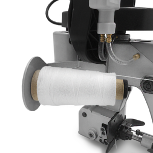 Primer plano del hilo de coser instalado en la máquina eléctrica portátil para coser sacos JORES TECHNOLOGIES
