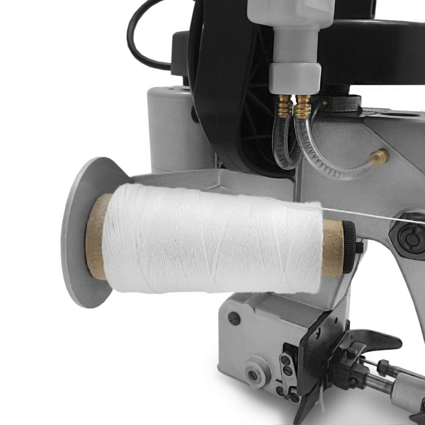 Primer plano del hilo de coser instalado en la máquina eléctrica portátil para coser sacos JORES TECHNOLOGIES