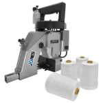 Máquina portátil eléctrica de coser sacos de acero con asa negra y logotipo contorneado azul de JORES TECHNOLOGIES® mostrada junto a 3 rollos de hilo