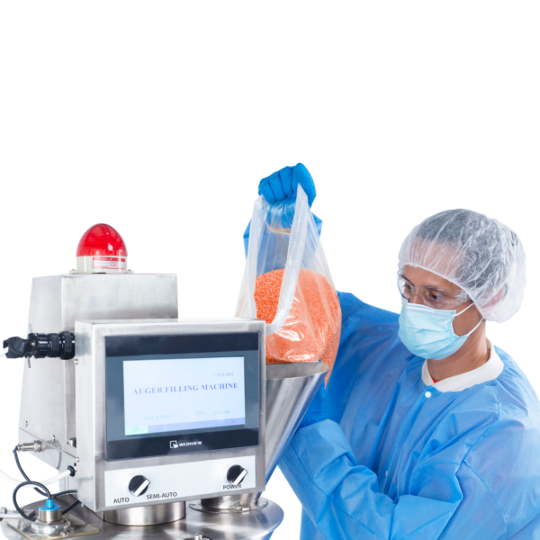 Primer plano de una persona con guantes de látex azules y vestida con EPP sosteniendo una bolsa transparente llena de un polvo sazonador rojo. La bolsa se sostiene sobre el cono de alimentación del llenador de polvo por tornillo JORES TECHNOLOGIES®, que se utilizará para dispensar polvo sazonador en contenedores.