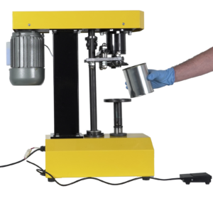 Trabajador usando la selladora de latas semiautomática de JORES TECHNOLOGIES®