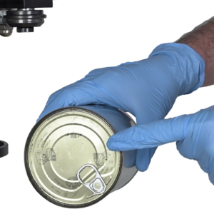 hombre cerrando una lata con la selladora semiautomática de latas e-can-160 JORES TECHNOLOGIES