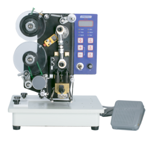 Vista frontal de la impresora semiautomática digital de estampado en caliente con foil y su pedal. La máquina tiene instalado el rodillo de tinta caliente. La imagen muestra el panel de control azul y rojo