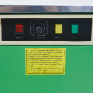 Botones de control e instrucciones para el operador en una máquina de embalaje flejadora semiautomática JORES TECHNOLOGIES®