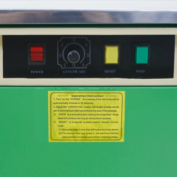 Botones de control e instrucciones para el operador en una máquina de embalaje flejadora semiautomática JORES TECHNOLOGIES®