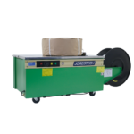 Máquina de embalaje JORES TECHNOLOGIES® utilizada para flejado con polipropileno de un objeto de forma irregular envuelto en papel kraft y asegurado con bandas de flejado de polipropileno