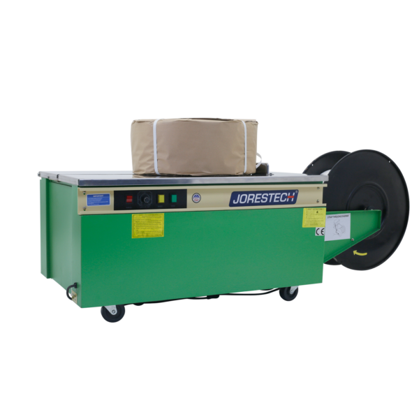 Máquina de embalaje JORES TECHNOLOGIES® utilizada para flejado con polipropileno de un objeto de forma irregular envuelto en papel kraft y asegurado con bandas de flejado de polipropileno
