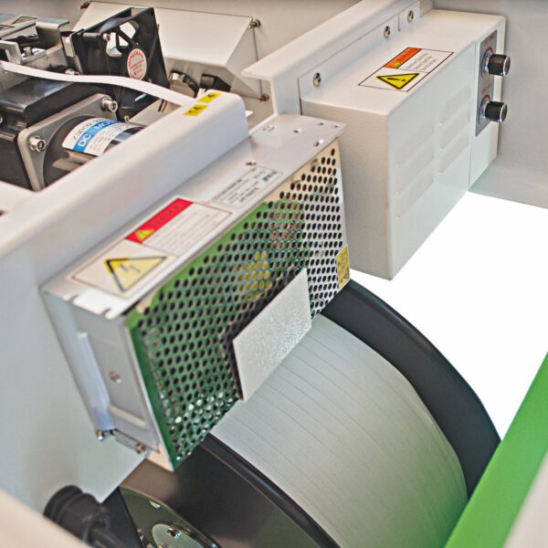 Primer plano del rollo de fleje instalado en la máquina flejadora semiautomática JORES TECHNOLOGIES®