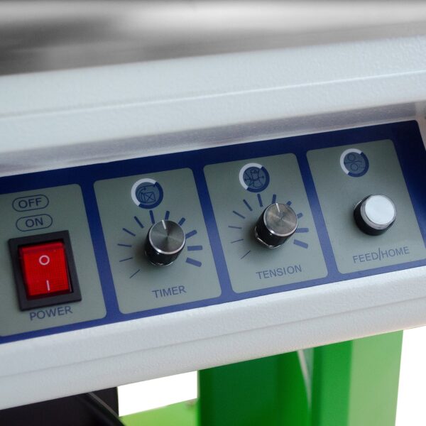 Primer plano del panel de control de la enfajadora semiautomática de gabinete abierto Jorestech