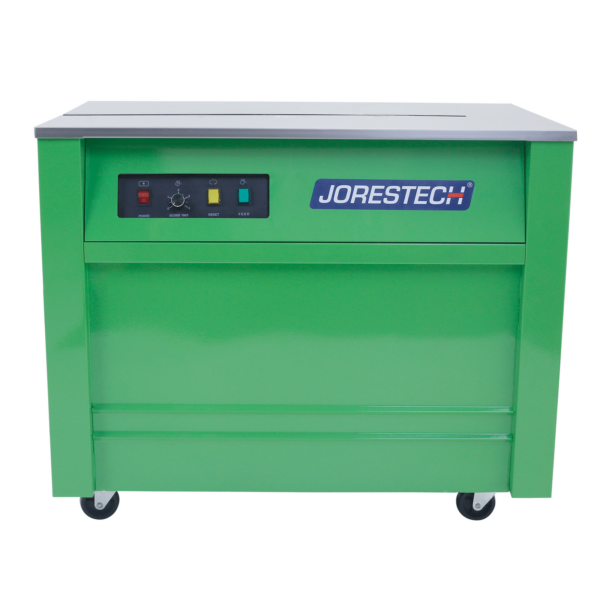 Vista frontal de la máquina flejadora de polipropileno verde JORES TECHNOLOGIES® con una mesa de acero inoxidable y ruedas negras con bloqueo
