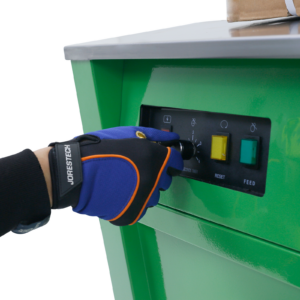 Primer plano de una persona con guantes de protección operando la máquina flejadora semiautomática de polipropileno JORES TECHNOLOGIES®