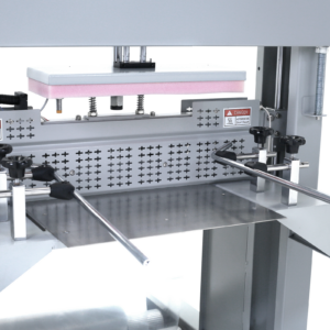Primer plano de la barra de sellado de la selladora de película retráctil tipo sleeve semiautomática JORES TECHNOLOGIES®