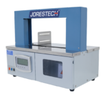 Vista diagonal de una máquina flejadora de sobremesa JORES TECHNOLOGIES® ® gris y azul para flejes de papel y plástico.