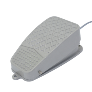 Primer plano del pedal gris utilizado para la activación manual de la máquina.