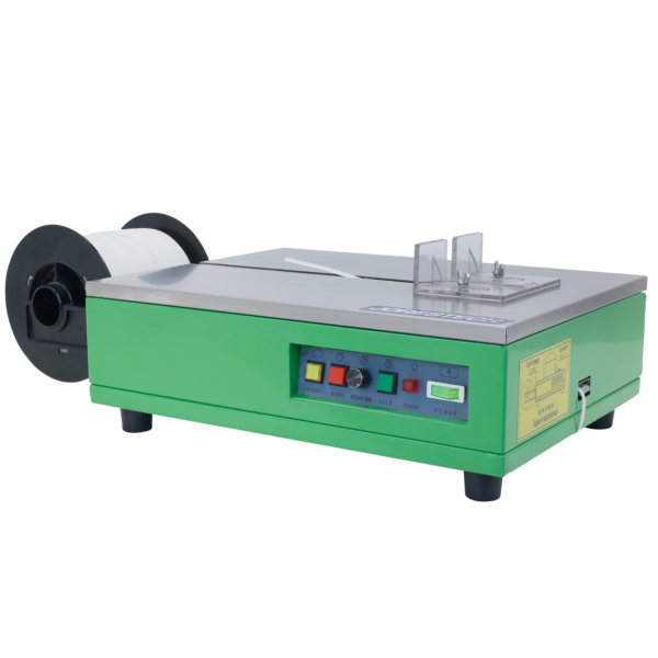 Frontal de una máquina flejadora semiautomática de poliéster JORES TECHNOLOGIES® verde con un rollo blanco de bandas de flejado montado