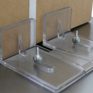 Primer plano de las guías de colocación del producto en una máquina flejadora de polipropileno JORES TECHNOLOGIES®