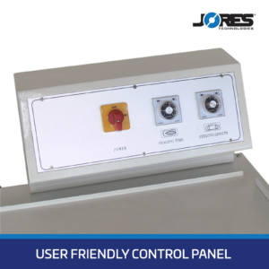 Primer plano del panel de control de una máquina selladora tipo L con una franja azul en la parte inferior con texto blanco que dice Panel de control fácil de usar
