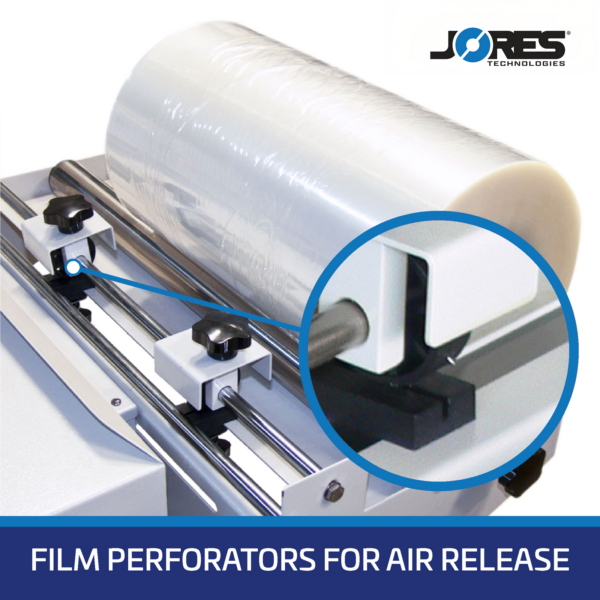Muestra el rollo de film retráctil colocado sobre el dispensador de selladora en L para film retráctil JORES TECHNOLOGIES® y un primer plano de los perforadores de film. El banner dice: perforadores de film para liberación de aire