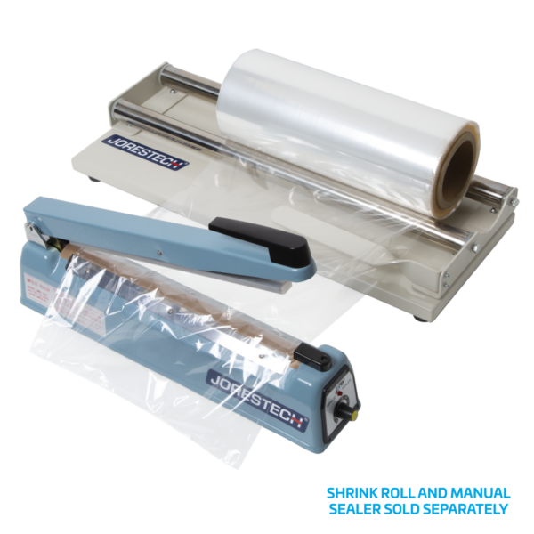 Dispensador de rollo de plástico con un rollo de retractilado en la parte superior y una selladora manual por impulso lista para sellar el plástico. El rollo de retractilado y la selladora manual se venden por separado.