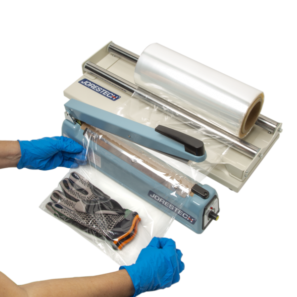 Persona utilizando el dispensador de film retráctil y una selladora manual por impulso para hacer una bolsa para empaquetar un par de guantes