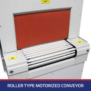 Primer plano de la entrada del túnel que muestra el transportador de rodillos blanco y la cortina del túnel de calor. Hay texto blanco sobre un banner azul que dice “roller type motorized conveyor”