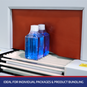 Primer plano de la salida del túnel con 2 recipientes transparentes llenos de un líquido azul agrupados por el túnel de calor para envoltura retráctil con film retráctil. El texto sobre fondo azul dice “ideal para paquetes individuales y agrupación de productos”