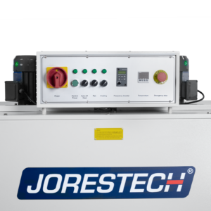 Primer plano del panel de control de un túnel de termorretracción para envolver con calor. También muestra los 2 motores de los ventiladores de calor ubicados en los lados derecho e izquierdo del panel de control. También hay una gran calcomanía azul y roja de JORESTECH adherida a la estructura del túnel de termorretracción por calor.