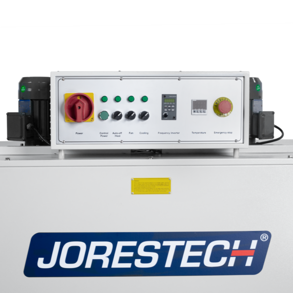 Primer plano del panel de control de un túnel de termorretracción para envolver con calor. También muestra los 2 motores de los ventiladores de calor ubicados en los lados derecho e izquierdo del panel de control. También hay una gran calcomanía azul y roja de JORESTECH adherida a la estructura del túnel de termorretracción por calor.