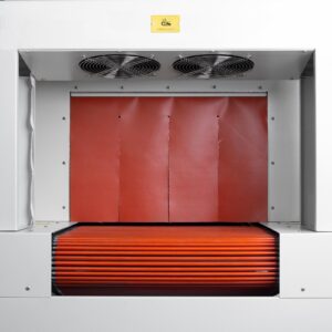Vista en primer plano de la salida de un túnel de calor para retractilado muestra una cortina aislante térmica naranja destinada a conservar la temperatura interna del túnel. También se muestran 2 ventiladores de refrigeración ubicados fuera del túnel, así como el extremo del transportador de rodillos.